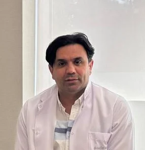 Op. Dr. Emre Kaya muayenehanede
